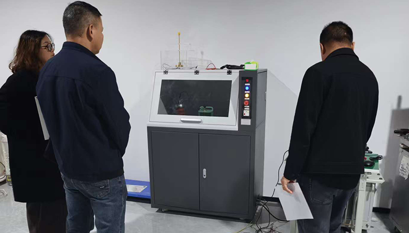 聚焦絕緣材料品質：客戶到訪武漢雷科電力開展擊穿電壓測試交流